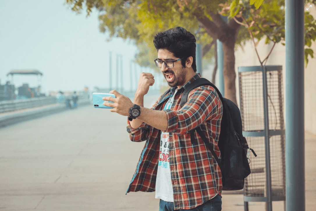Estudante usando o celular em um momento livre para revisar conteúdo para o ENEM